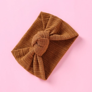 Detailaufnahme des karamellbraunen Baby-Stirnbands aus Rippstrick mit Knoten-Design