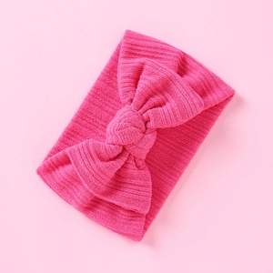 Detaillierte Textur von leuchtend rosa gestricktem Baby-Stirnband mit elastischem Bogen