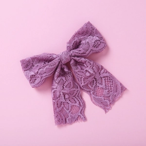Detail der zarten lila Spitze Haarschleife mit aufwendigen floralen Hohlstrukturen