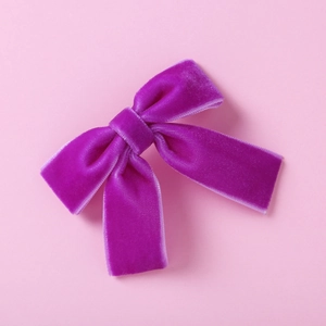 Gros plan détaillé d'un nœud papillon en velours violet doux pour les cheveux