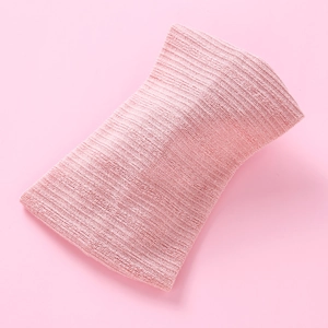 Detail eines rosa gerippten Baby-Stirnbands mit elastischer Textur und weichem Stoff