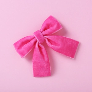 Détails du nœud à cheveux en velours rose avec tissu doux et ruban élégant long