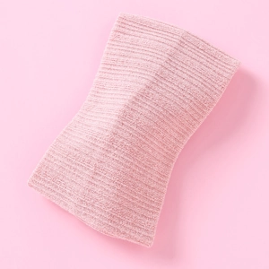 Nahaufnahme von rosa gestricktem Stirnband mit gerippter Textur und weichem, elastischem Stoff