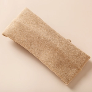Gros plan du bandeau bébé en polaire kaki doux montrant l'élasticité et la texture du tissu
