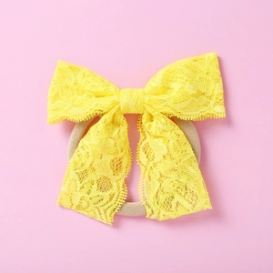 Détail du bandeau en dentelle jaune pour bébé fille avec bandeau en nylon doux élastique