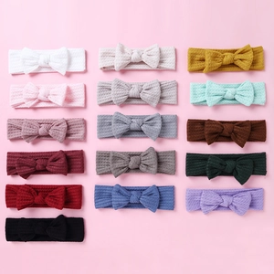 Vue détaillée de 16 bandeaux bébé en maille gaufre avec nœuds de diverses couleurs
