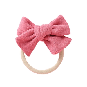 Bandeau bébé nœud en velours rose avec élastique en nylon doux pour nourrissons sur blanc