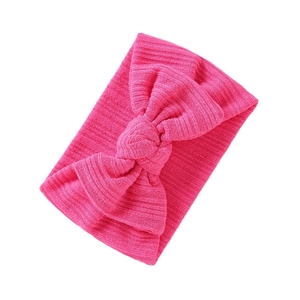 Elastisches rosa gestricktes Baby-Stirnband mit großer dekorativer Doppelschleife