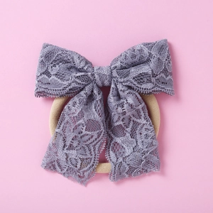 Gros plan sur un bandeau élégant en dentelle violette claire avec un élastique pour fille