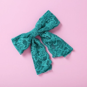 Detailansicht der tiffanyblauen Spitzen-Haarschleife mit filigranen Blumenmustern aus Spitze