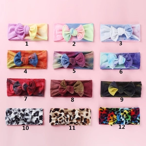 Selezione di dodici fasce in maglia tie-dye e leopardate con morbidi fiocchi per neonati