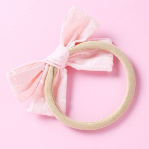 Nahaufnahme von rosa Baby-Haarband mit Jacquard-Schleife und weichem Nylon-Stirnband