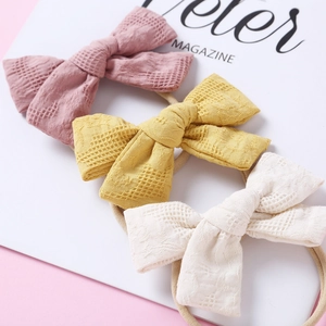 Lot de trois bandeaux à nœuds en maille gaufrée de coton en rose, moutarde et blanc crème