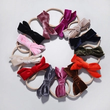 Détail de 12 bandeaux pour bébé avec nœuds en velours colorés disposés en cercle