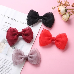 Vue détaillée de barrettes en tulle multicouche à pois flockés en quatre couleurs