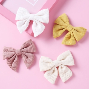 Set aus vier süßen Schleifen-Haarclips aus Waffelstoff in Weiß Gelb Rosa und Beige