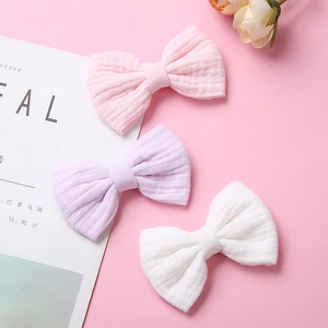 Tre fermagli per capelli a fiocco in mussola di cotone rosa, viola e bianco soffice