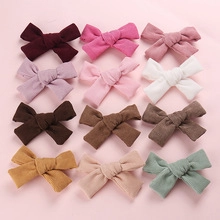 Détail de 12 nœuds en tissu gaufré pour bébés dans diverses couleurs pastel douces
