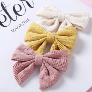 Drei süße Haarklammern mit Baumwollschleifen in Creme, Gelb und Rosa für Mädchen