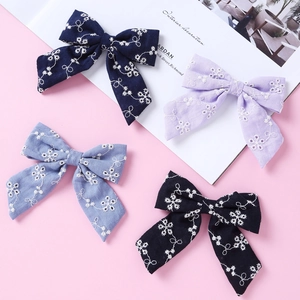 Broderie détaillée sur des barrettes en coton en marine, violet, bleu et noir