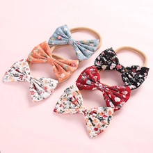 Détail d'un lot de cinq bandeaux bébé à fleurs avec élastique en nylon doux
