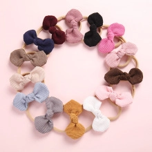 Vue de dessus de 14 bandeaux à nœuds gaufres colorés en nylon doux pour bébés