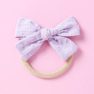 Detailansicht eines helllila Jacquard-Schleifen-Stirnbandes mit weichem Nylon-Elastikband