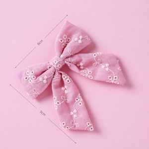 Vue détaillée du nœud à cheveux en coton rose avec broderie florale et dimensions