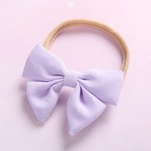 Détail d'un bandeau à nœud en coton lavande avec un élastique en nylon doux pour nourrissons