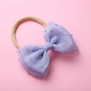 Détail du bandeau nœud en maille violette avec pois floqués 3D pour bébés