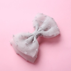 Détail de la barrette à cheveux en tulle violette à double couche avec pois en relief