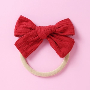 Detail von roter gepunkteter Baumwollschleife mit weichem Nylon-Stirnband für Babys