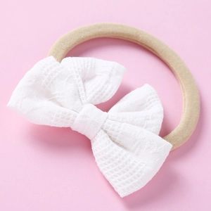 Détail du bandeau en dentelle blanche avec ruban en nylon souple pour nourrissons