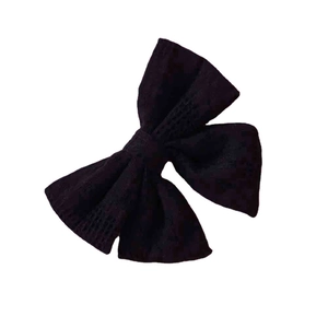 Süße schwarze Strick-Haarschleife für Mädchen mit weicher Jacquard-Struktur auf Weiß