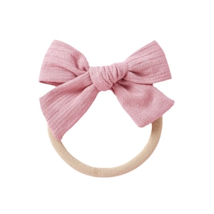Bandeau bébé avec nœud en coton rose, texture ondulée douce et élastique sans couture