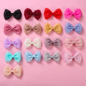Vue à plat de 17 pinces à cheveux en tulle double épaisseur avec pois floqués colorés