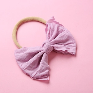 Détail du bandeau bébé rose-violet en nylon avec nœud doux et élastique sans couture