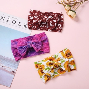 Lot de trois bandeaux pour bébé en nylon avec nœuds floraux sur fond rose doux