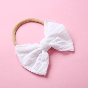 Détail du bandeau à nœud blanc pour bébés avec sangle élastique en nylon doux