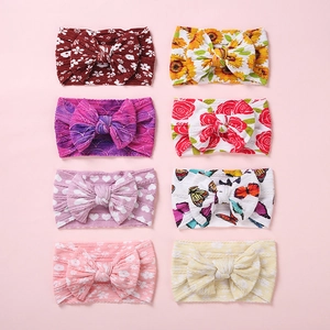 Détail de 8 bandeaux pour bébé avec grands nœuds et motifs floraux en nylon souple