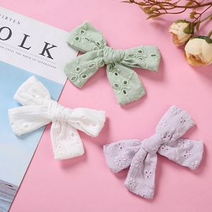 Trois barrettes noeuds en dentelle brodée pour filles en vert pastel blanc et lilas
