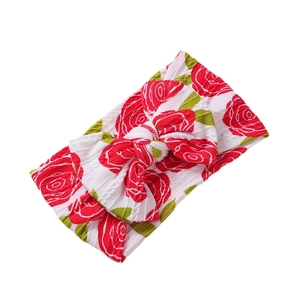 Bandeau bébé en nylon blanc à imprimé floral de roses rouges avec grand nœud doux