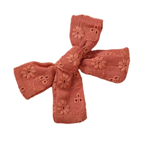 Barrette à cheveux nœud en dentelle brodée terracotta avec motifs marguerites