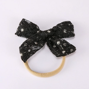 Détail du bandeau en dentelle noire avec broderie fleurie et élastique de couleur chair
