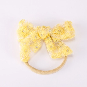 Bandeau bébé en tulle avec nœud et broderie marguerite jaune sur bandeau élastique
