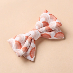 Gros plan détaillé d'une barrette à nœud en coton avec des motifs floraux et texturés