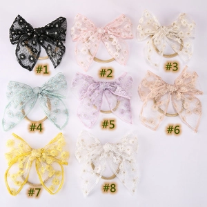 Détails de huit bandeaux en dentelle brodée de marguerites aux couleurs douces pastel