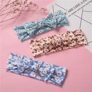Trois bandeaux floraux en coton extensible avec nœuds décoratifs pour bébés sur rose