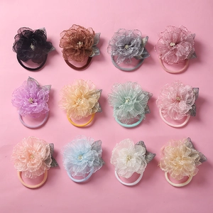 Grille détaillée de 12 bandeaux pour bébés avec fleurs en tulle 3D de couleurs