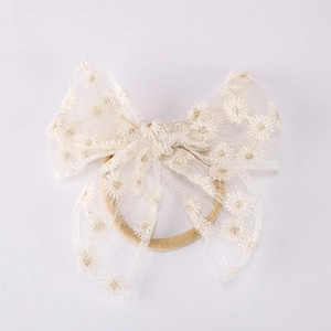 Bandeau bébé en dentelle crème avec broderie marguerite et nœud papillon souple